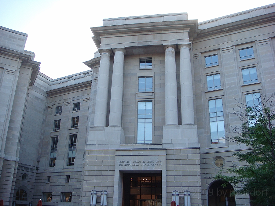 Washington DC [2009 July 03] 162.JPG - Scenes from The Ronald Reagan Building & International Trade Center and Woodrow Wilson Plaza